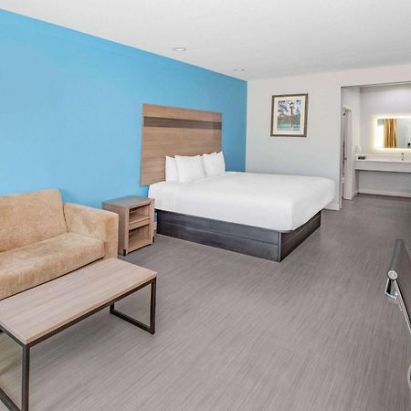 ホテル Baymont By Wyndham Freeport Texas エクステリア 写真