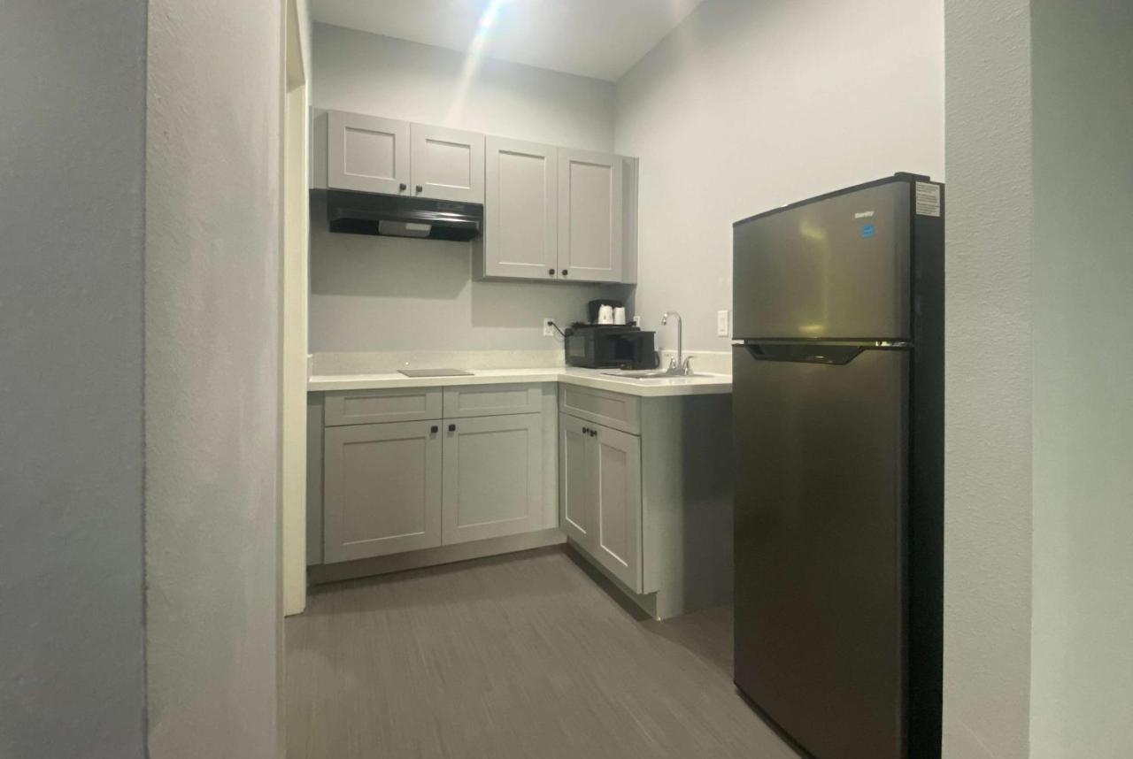 ホテル Baymont By Wyndham Freeport Texas エクステリア 写真