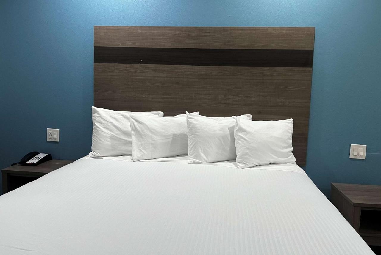 ホテル Baymont By Wyndham Freeport Texas エクステリア 写真