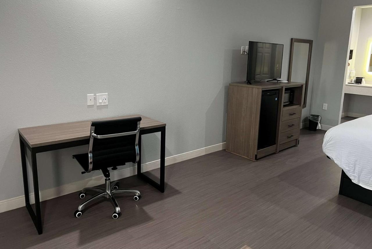 ホテル Baymont By Wyndham Freeport Texas エクステリア 写真