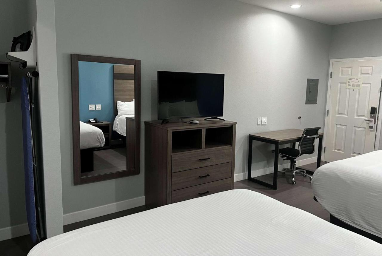 ホテル Baymont By Wyndham Freeport Texas エクステリア 写真