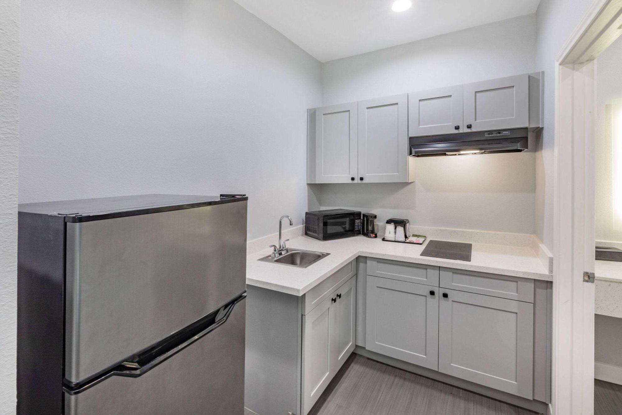 ホテル Baymont By Wyndham Freeport Texas エクステリア 写真