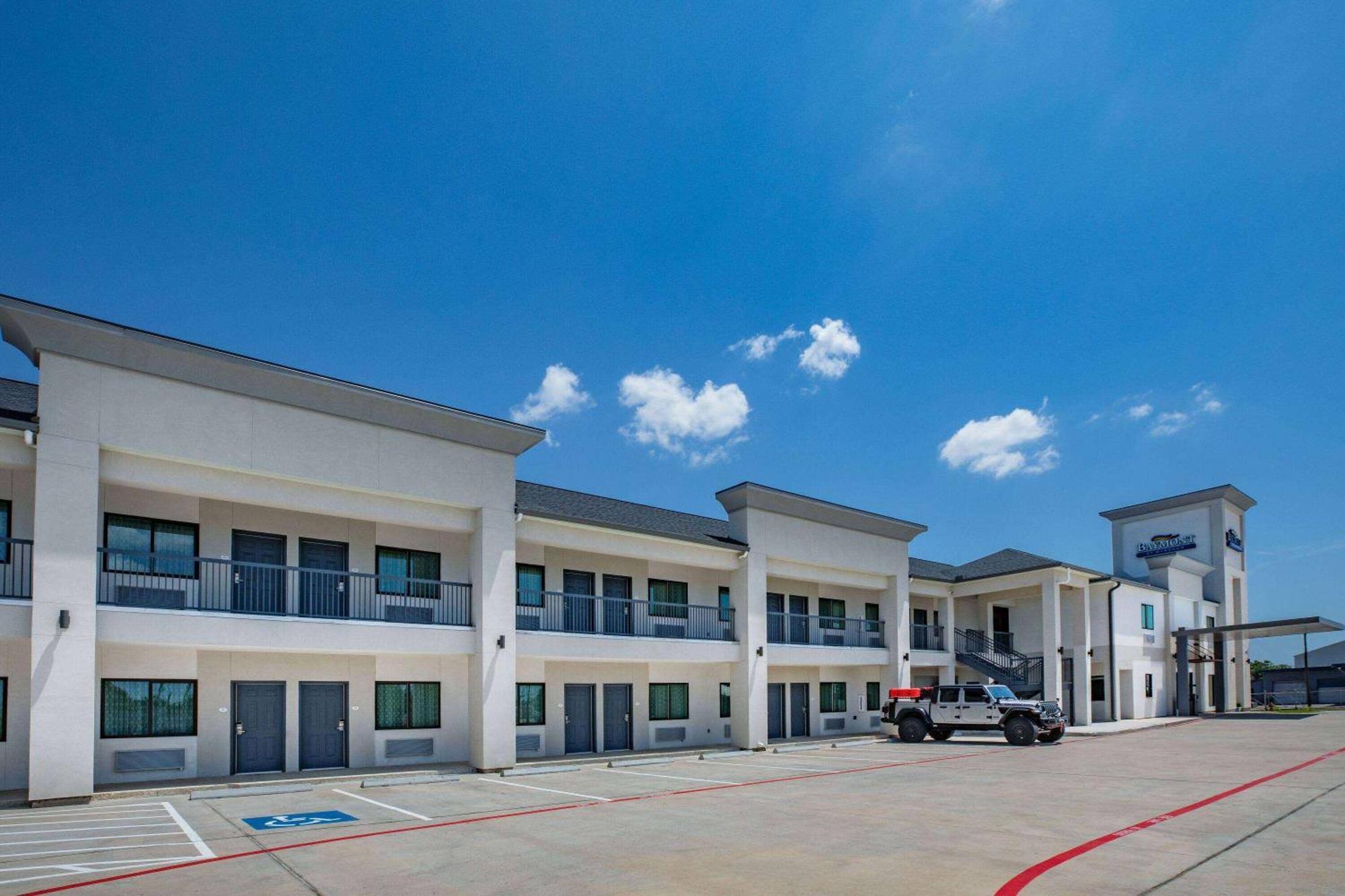 ホテル Baymont By Wyndham Freeport Texas エクステリア 写真