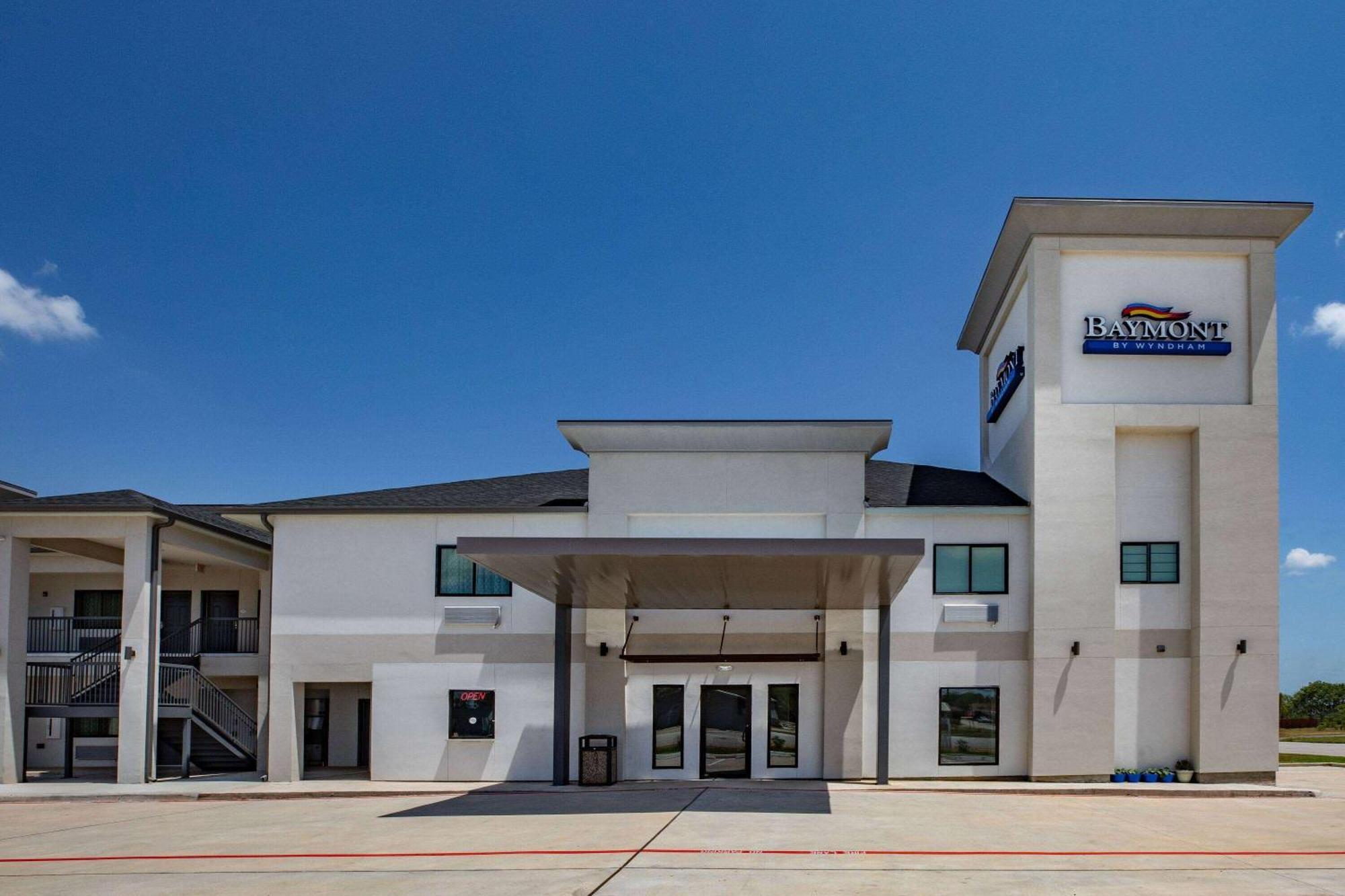 ホテル Baymont By Wyndham Freeport Texas エクステリア 写真