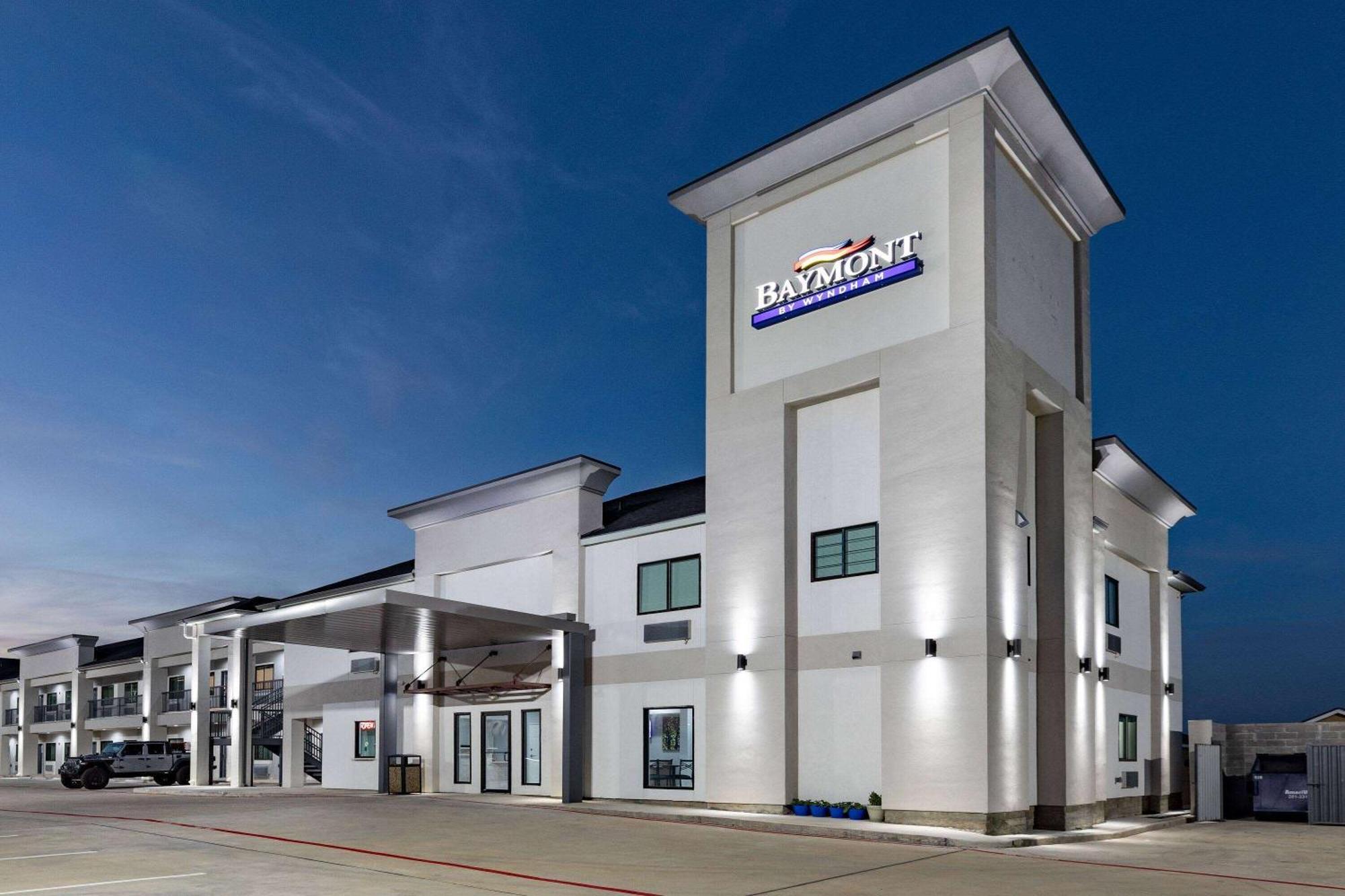 ホテル Baymont By Wyndham Freeport Texas エクステリア 写真